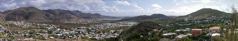 Vue vers le nord-est depuis le château d'eau de la colline aux deux antennes de Middle Region sur l'ensemble du bassin versant de Belle-Plaine, jusqu'à Quartier d'Orléans et l'océan